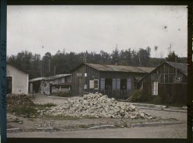 Image représentant France, Vienne le Château, La Poste et baraquement provisoire au même Carrefour