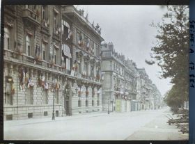 Image représentant Pavoisements et canons sur l'avenue des Champs-Elysées, au niveau du n°136