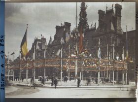 Image représentant La place de l'hôtel de ville décorée pour les fêtes de la Victoire des 13 et 14 juillet 1919