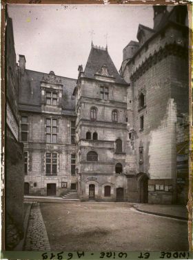 Image représentant La porte Picois et l'Hôtel de ville, vus depuis la rue Saint-Antoine