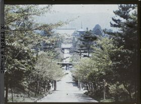 Image représentant Vue du temple Shinnyo-dô depuis l'entrée du sanctuaire Munetada-jinja