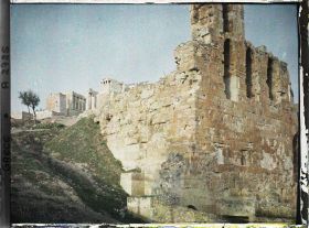Image représentant Au pied de l'Acropole, (en haut, à l'arrière plan), vestiges de l'Odéon d'Herode Atticus