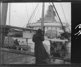 Image représentant Maurice Levy sur le pont avant du navire
