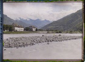 Image représentant La rivière et la vallée d'Isarco (Eisack). A droite et au fond, le massif du Catinaccio (Rosengarten). A gauche, l'élévation menant au plateau de Renon (Ritten)