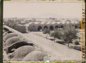 Image représentant La grande place (du Palais des Gouverneurs). Panorama sur les toits de la ville