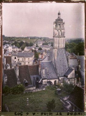 Image représentant Panorama sur la ville, à droite la tour Saint-Antoine
