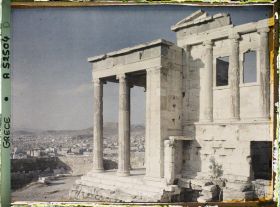 Image représentant Sur l'Acropole, le saillant nord (à gauche) de l'Erechtheion et la vue sur la ville
