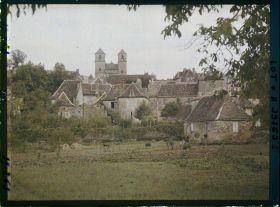 Image représentant France, Gourdon (Lot), Un coin de la ville et les tours St Pierre vus de la route du cimetière