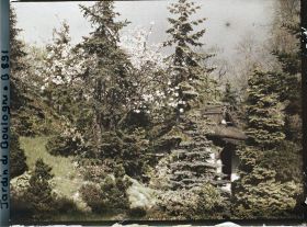 Image représentant Pavillon de thé blotti dans un écrin de verdure, vu depuis l'ouest du " village japonais "