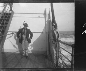 Image représentant Un passager des 3emes classes, vêtu d'un costume traditionnel d'Europe centrale ou d'Italie, probablement un émigrant, prend la pose sur l'entrepont