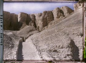 Image représentant Route menant à un tombeau thébain dans la Vallée des Rois
