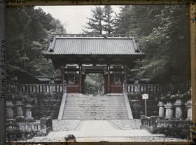 Image représentant Sanctuaire Daiyuin (Rinnoji Taiyûin-byô ou Taiyûin Reibyô) : La Niô-mon (Porte des " Rois Deva ")
