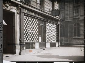 Image représentant Vitrine d'une boulangerie protégée contre les bombardements au 12 rue Soufflot, angle de la rue St-Jacques