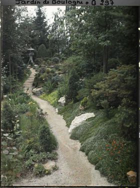 Image représentant Lanterne sur fond arboré, en haut d'un chemin escarpé du " jardin chinois " bordé d'une rocaille