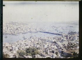 Image représentant Panorama pris d'un minaret de Süleymaniye Camii ("Mosquée du Sultan Soliman le Magnifique) ; en contre-bas, Rüstem Pasa Camii ("mosquée de Rustem Pacha"), puis le pont de Galata enjambant la Corne d'Or et reliant Eminönü à Galata, et à droite, le Bosphore