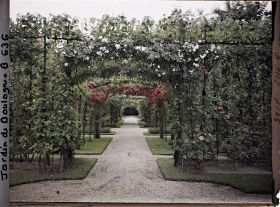 Image représentant Axe central du verger-roseraie vu en direction de la dépendance, à la limite du jardin français