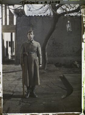 Image représentant Un garde de l'Ambassade de la République des soviets, jour de la création de l'URSS