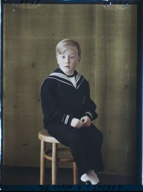 Image représentant https://musee-albert-kahn.s-museum.fr/home/NWQ2OTAwYzNmYjZlZTk1ZWQwODJmMjY4L2dlbmVyaWMtbm90aWNlLXRhYi9hdXRob3JpdHkvNjE3YTc5ZjVjZjhiODk2OGIzMzM3ZDIx/5d6900c3fb6ee95ed082f268/generic-notice-tab/authority/617a79ebcf8b8968b3337c1a Monsieur de Méeus fils