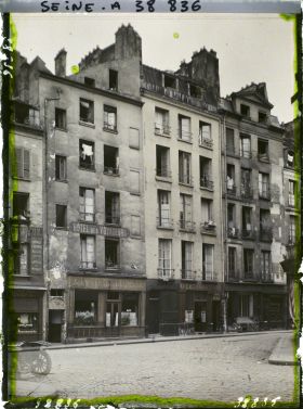 Image représentant La rue de la Bûcherie depuis la rue du Haut-Pavé