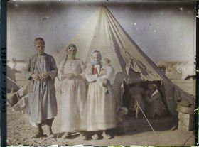 Image représentant Groupe de réfugiés arméniens devant une tente du campement