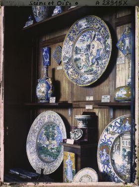 Image représentant Vitrine des collections de céramiques de la Renaissance française du musée de Sèvres