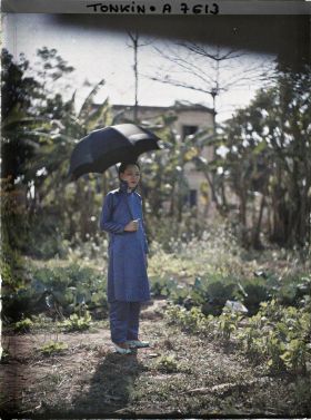 Image représentant Une métisse chinoise tenant une ombrelle