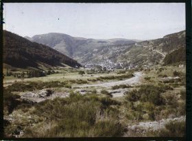 Image représentant France, Mont-Dore, La Vallée du Mont Dore, à g. le Puy Gros - à dr. la route de Besse