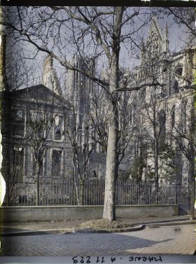 Image représentant Les ruines du palais du Tau et le chevet de la cathédrale