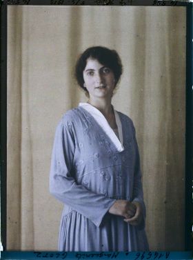 Image représentant https://musee-albert-kahn.s-museum.fr/home/NWQ2OTAwYzNmYjZlZTk1ZWQwODJmMjY4L2dlbmVyaWMtbm90aWNlLXRhYi9hdXRob3JpdHkvNjE3YTc5ZjVjZjhiODk2OGIzMzM3ZDIx/5d6900c3fb6ee95ed082f268/generic-notice-tab/authority/617a79ebcf8b8968b3336db9 Mademoiselle Marguerite Glotz