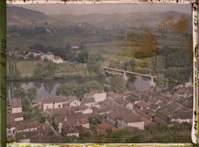 Image représentant France, Luzech, Le pont de l'aval et les vieux toits plats méditerranéens