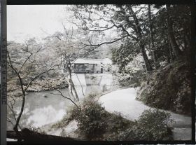 Image représentant Les jardins de la villa impériale Shugakuin Rikyû : l'étang Yokuryu et le pont Chitose-bashi (Pont de Mille Ans)