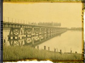Image représentant Le grand pont du chemin de fer sur la lagune