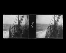 Image représentant Vagues balayant l'avant du navire