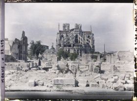 Image représentant France, Reims, Rue des Trois Raisinets, prise de la rue de Mâcon