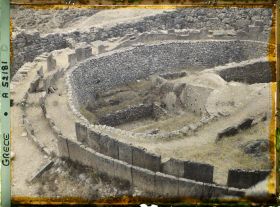 Image représentant Sur l'Acropole à l'ouest, le "Cercle des tombes", cimetière royal