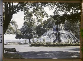 Image représentant Une fontaine dans le Jardin anglais et la rade