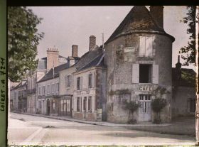 Image représentant Le café de la Tour à l'entrée de la ville