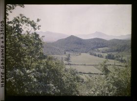 Image représentant France, Montespan Hte Garonne, La Montagne de la Grotte, vue prise du Chau de Montespan