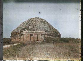 Image représentant Le tombeau de la Chrétienne, façade est