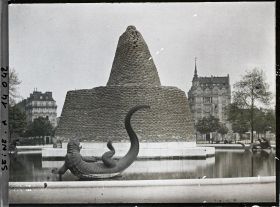Image représentant Le Triomphe de la République protégé contre les bombardements place de la Nation