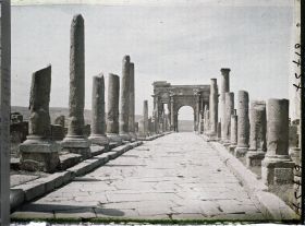 Image représentant Algérie, Timgad, Decumanus Maximus vers Arc de Trajan