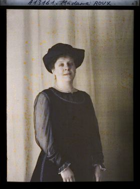 Image représentant https://musee-albert-kahn.s-museum.fr/home/NWQ2OTAwYzNmYjZlZTk1ZWQwODJmMjY4L2dlbmVyaWMtbm90aWNlLXRhYi9hdXRob3JpdHkvNjE3YTc5ZjVjZjhiODk2OGIzMzM3ZDIx/5d6900c3fb6ee95ed082f268/generic-notice-tab/authority/617a79ebcf8b8968b3337708 Madame Roux