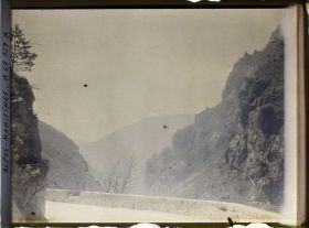 Image représentant Route surplombant un paysage des Gorges, dans la brume