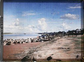 Image représentant Des sampans amarrés aux rives du Fleuve Rouge, l'après midi