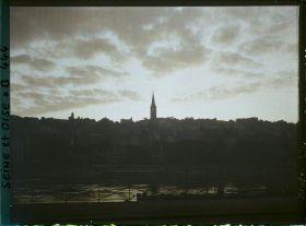 Image représentant Aube ou coucher de Soleil sur la Seine et la colline de St-Cloud, vue prise depuis Boulogne
