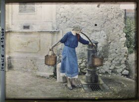 Image représentant Jeune femme recueillant de l'eau à une fontaine