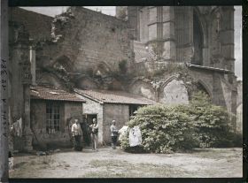 Image représentant Des soldats devant une partie aménagée du cloître de l'ancienne abbaye Saint-Jean-des-Vignes