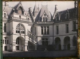 Image représentant France, Pierrefonds, Cour du Château