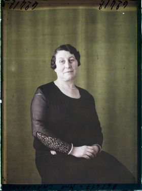 Image représentant https://musee-albert-kahn.s-museum.fr/home/NWQ2OTAwYzNmYjZlZTk1ZWQwODJmMjY4L2dlbmVyaWMtbm90aWNlLXRhYi9hdXRob3JpdHkvNjE3YTc5ZjVjZjhiODk2OGIzMzM3ZDIx/5d6900c3fb6ee95ed082f268/generic-notice-tab/authority/617a79ebcf8b8968b3336ad7 Madame Chevannes