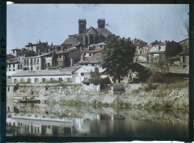 Image représentant France, Verdun, Sur les bords de la Meuse, maisons détruites